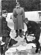  Četník s vězni (Muzeum romské kultury)