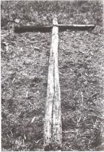 Dřevěný kříž vztyčený v roce 1986