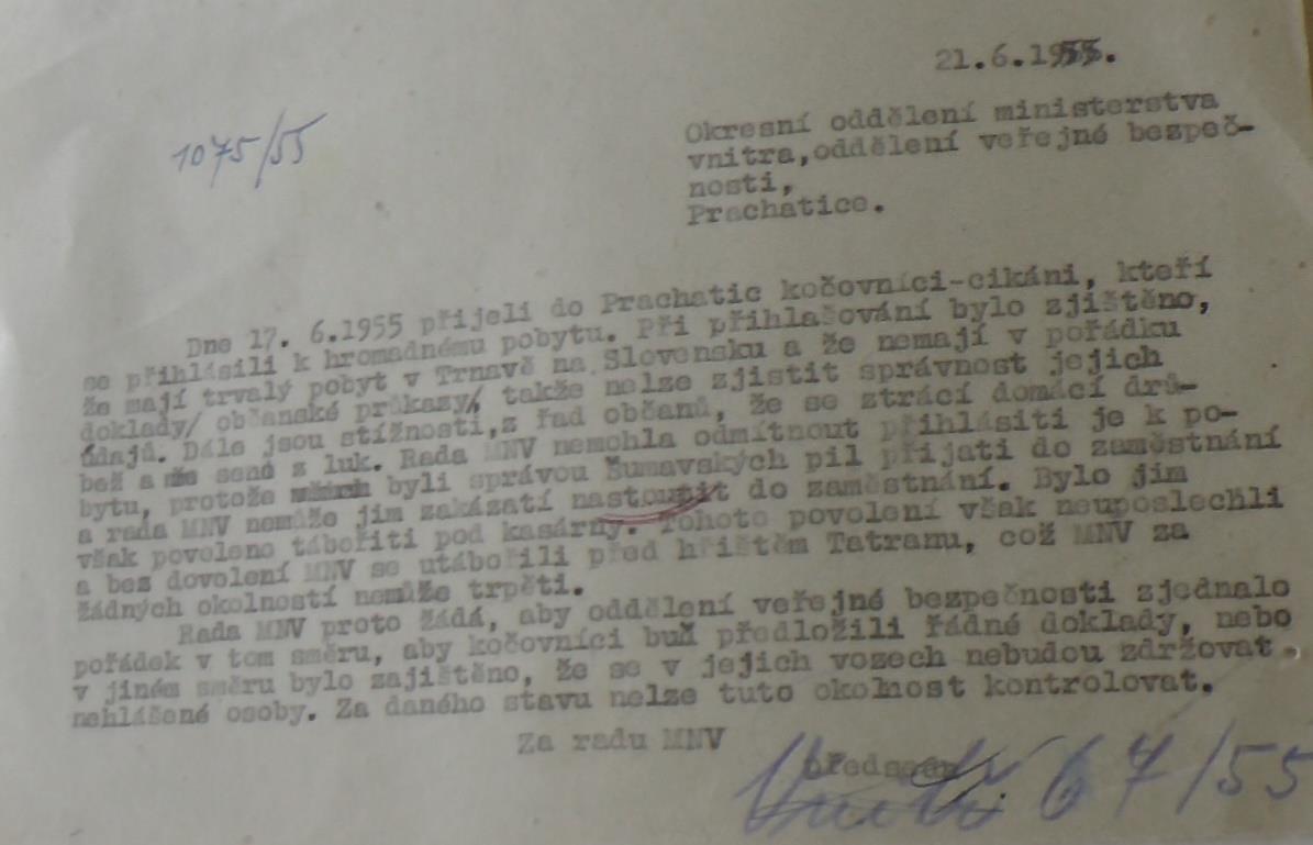  Záznam o příchodu kočovných romských rodin s maringotkami do Prachatic z roku 1955