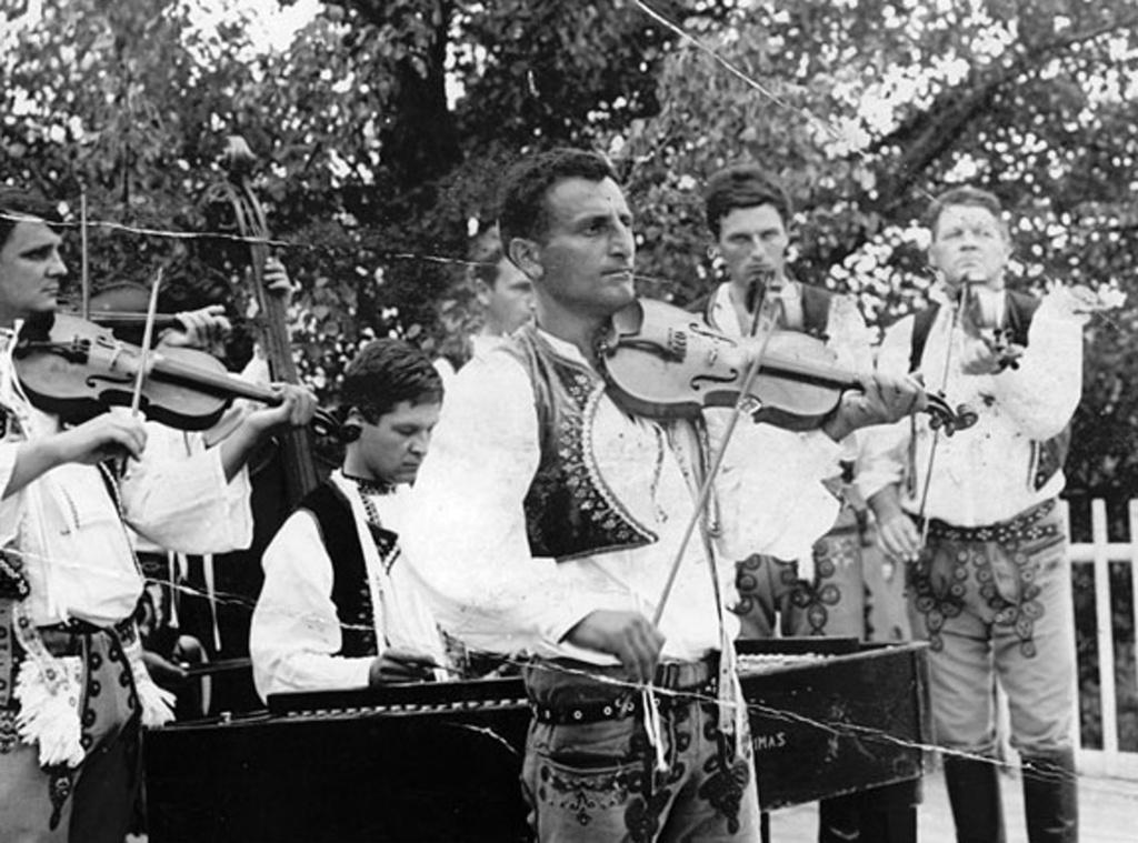 Primáš Jožka Kubík - Filík (uprostřed) se svou muzikou, r. 1975 Foto převzato z multimediálního almanachu Horňácké slavnosti 1957–2007, Velká nad Veličkou 2007